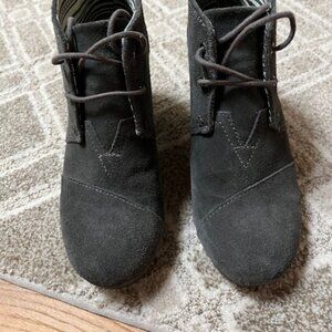 TOM'S GRAY SUEDE LACE UP WEDGE BOOTIES